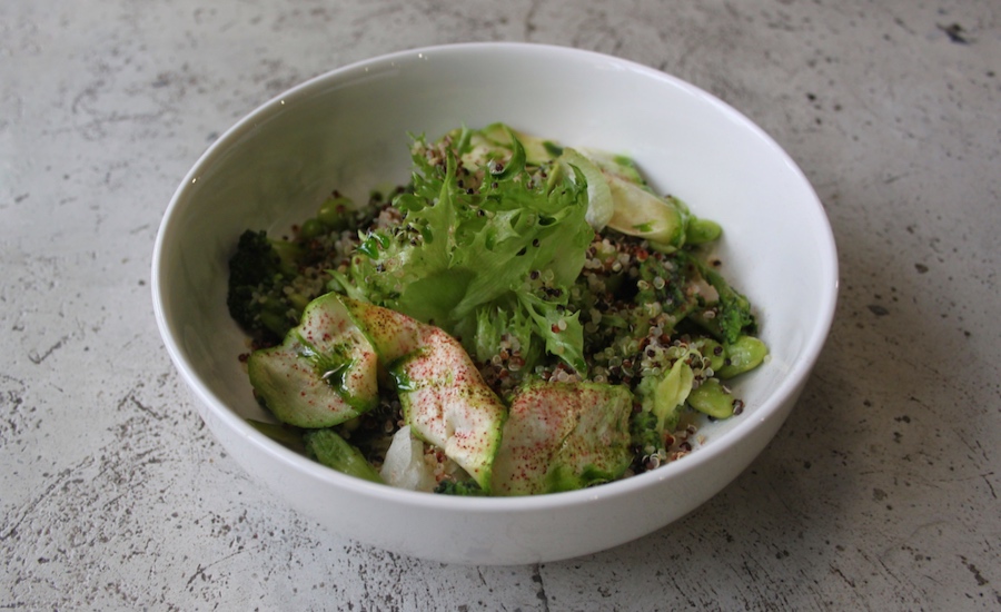 Зеленый салат с киноа и бобами эдамаме