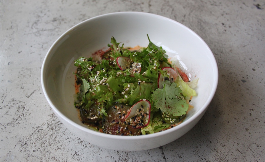 Азиатский салат с битыми огурцами и редисом