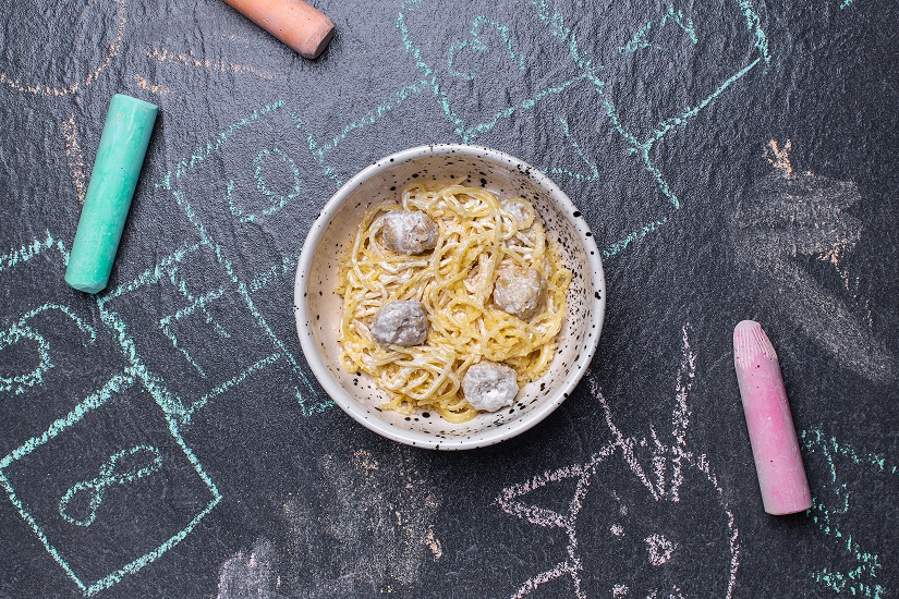 Спагетти с фрикадельками и сливочным соусом